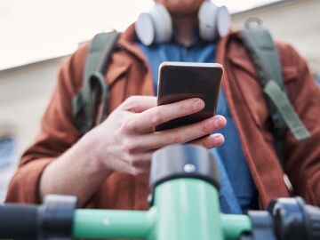 La multa asciende hasta 200 euros si utilizas un tel&eacute;fono o auriculares a los mandos de un patinete o una bicicleta. esta infracci&oacute;n a los mandos de un patinete