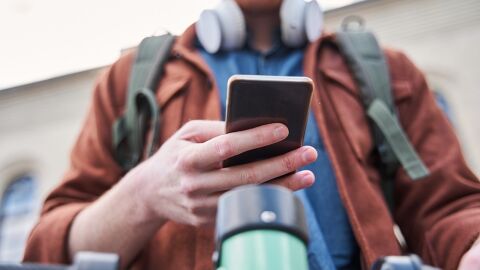 La multa asciende hasta 200 euros si utilizas un teléfono o auriculares a los mandos de un patinete o una bicicleta. esta infracción a los mandos de un patinete Los patinetes, bicicletas y VMP en general también son vehículos, por lo que están sometidos a una serie de normas que, de no respetarlas, te pueden salir muy caras.