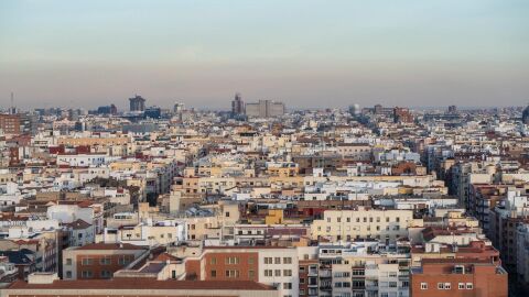 Vista de los edificios de una ciudad y la boina de contaminación Vista de los edificios de una ciudad y la boina de contaminación