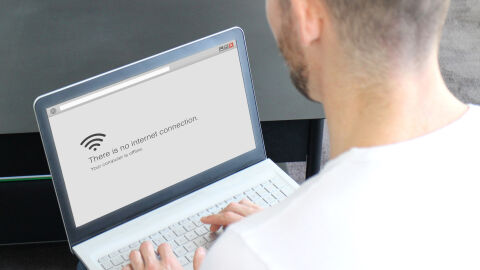 Una persona intenta conectarse a internet, sin exito