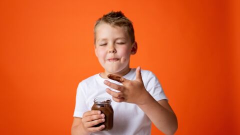 Ni&ntilde;o comiendo chocolate