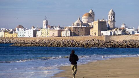 Playa con vistas a la Catedral de Cádiz Playa con vistas a la Catedral de Cádiz