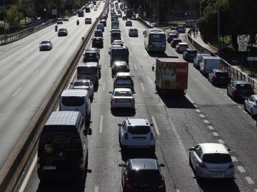 Imagen de archivo de veh&iacute;culos en un atasco