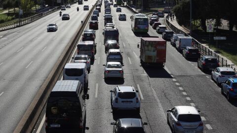 Imagen de archivo de veh&iacute;culos en un atasco
