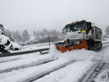 Imagen de archivo de un cami&oacute;n quitanieves despejando una carretera nevada