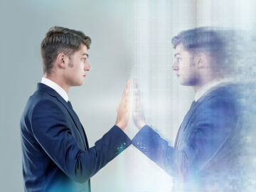 Conceptualizaci&oacute;n de una persona interactuando con su propio reflejo digital