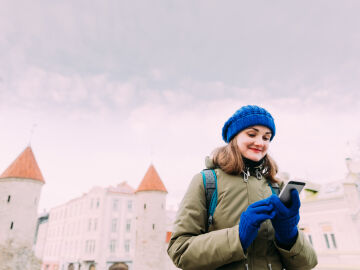 Una chica de Estonia consulta su m&oacute;vil.