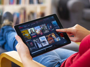Un usuario navega por el cat&aacute;logo de Netflix desde su iPad