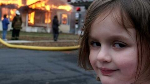 El meme "Disaster Girl", vendido por medio millón de dólares como NFT.