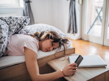 Seg&uacute;n App Annie, pasamos 4,8 horas diarias de media enganchados a nuestros tel&eacute;fonos m&oacute;viles