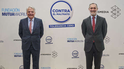 El presidente del Grupo Mutua Madrileña y su fundación, Ignacio Garralda, y el consejero delegado de Atresmedia, Silvio González, han firmado la ampliación del acuerdo de colaboración de ‘Contra el maltrato, Tolerancia Cero’. El presidente del Grupo Mutua Madrileña y su fundación, Ignacio Garralda, y el consejero delegado de Atresmedia, Silvio González, han firmado la ampliación del acuerdo de colaboración de ‘Contra el maltrato, Tolerancia Cero’.