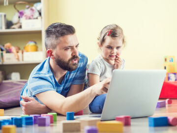 Un padre le ense&ntilde;a a su hija peque&ntilde;a habilidades digitales.