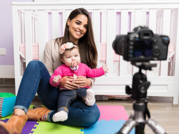 El sharenting es cada vez m&aacute;s habitual entre los padres en redes sociales