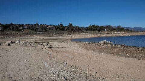 El embalse de Valmayor, en Madrid, medio vac&iacute;o