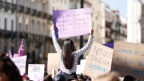 Numerosas mujeres portan pancartas y banderas con proclamas feministas durante la manifestaci&oacute;n convocada por el Sindicato de Estudiantes y su plataforma feminista (Libres y Combativas) para secundar la huelga del 8M, en la Puerta del Sol de Madrid.