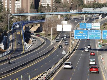 Coches circulando por la carretera