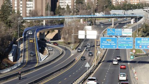 Coches circulando por la carretera Coches circulando por la carretera