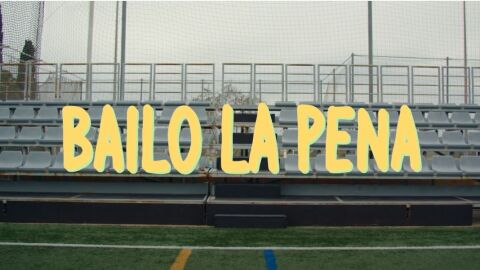 Imagen del videoclip de la canci&oacute;n de Macaco 'Bailo la pena' en el que Marc y Pau Gasol bailan