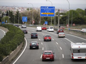 Veh&iacute;culos circulan por la carretera A1