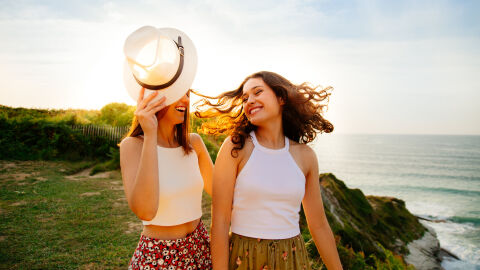 Imagen de dos chicas felices de viaje