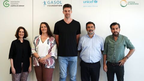 La Gasol Foundation reclama la regulación de la publicidad de alimentos y bebidas dirigida a niños y niñas Pau Gasol y representantes de UNICEF, la AECC y Justicia Alimentaria piden regular publicidad