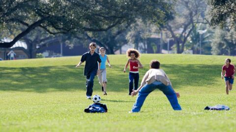 Los niños con peor forma física, más vulnerables ante el cambio climático Niños y niñas juegan al aire libre