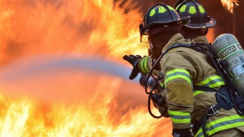 Bomberos apagando incemdio