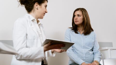 Mujer en el m&eacute;dico