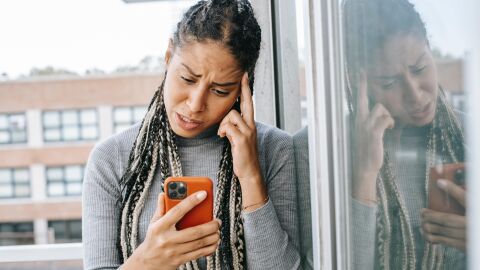 Mujer muy preocupada llama por teléfono