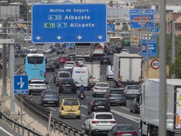 Decenas de veh&iacute;culos se desplazan por carretera en una imagen de archivo