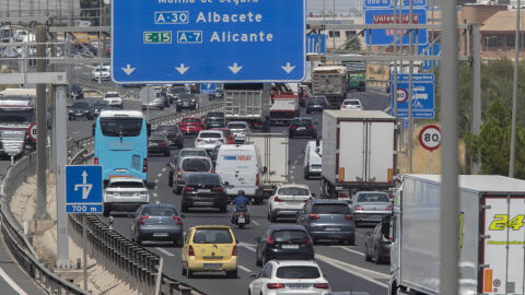 Decenas de vehículos se desplazan por carretera en una imagen de archivo