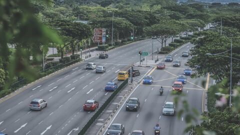 Autov&iacute;a a su paso por zona urbana