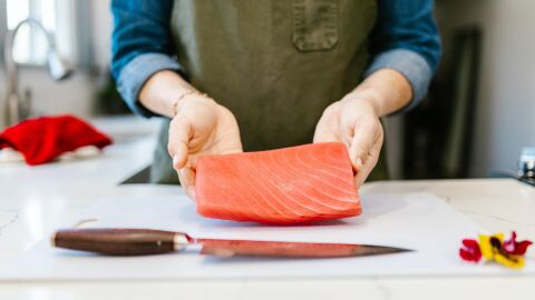 La vitamina D, clave para la salud Lomo de salmón en manos de un pescadero