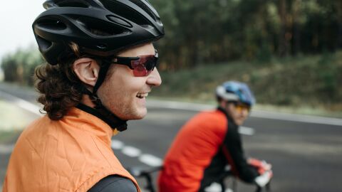 Dos ciclistas parados en la cuneta d una crretera