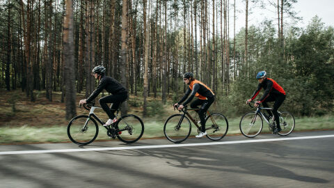 Ciclistas por carretera circulando por arcén