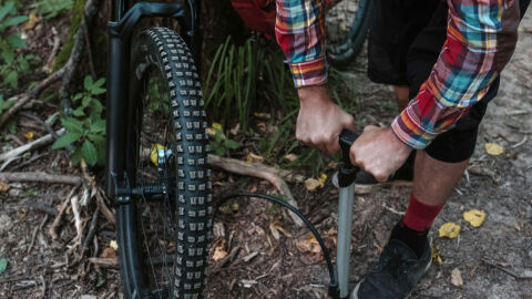 Ciclista da presión a las ruedas de la bicicleta 