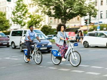 Los ciclistas tienen prioridad en el carril bici Los ciclistas tienen prioridad en el carril bici