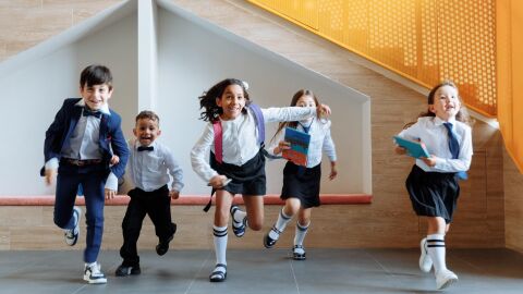 Escolares corriendo 