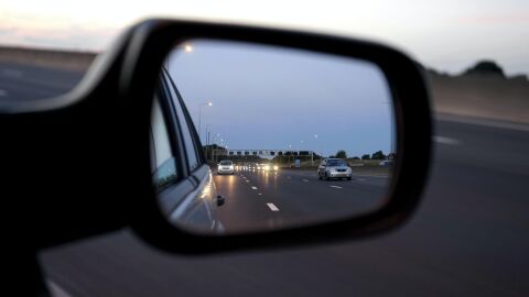 Un retrovisor muestra los coches que circulan por detrás