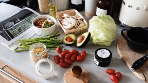Ingredientes para una receta saludable sobre la mesa de la cocina