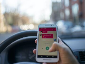 Las distracciones al volante, el objetivo de la nueva campa&ntilde;a de vigilancia de la DGT