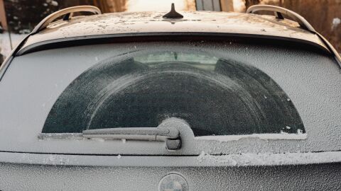 Limpiaparabrisas trasero del coche, congelado