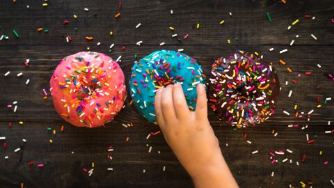 Un programa educativo basado en vídeos resulta eficaz en el tratamiento de la obesidad infantil Mano de niño cogiendo un pastel