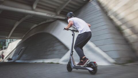 Hombre joven en patinete eléctrico