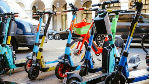 Aparca en los lugares destinados para VMP Patinetes de uso compartido estacionados