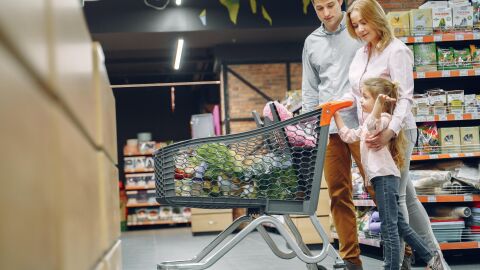 Familia haciendo la compra