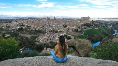 Joven espa&ntilde;ola admira el horizontes de la ciudad de Toledo