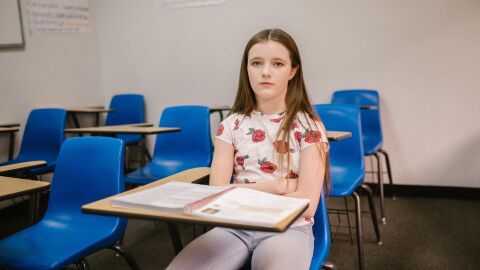 Los Pediatras de Atención Primaria recuerdan que niñas y adolescentes también son víctimas de violencia de género Niña adolescente con semblante serio sentada en un aula