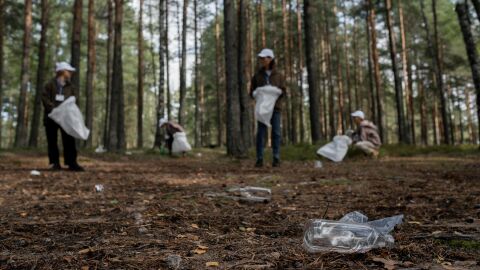 El proyecto LIBERA lanza la VI edición del ‘1m2 por el campo, los bosques y el monte’ para luchar con la basuraleza Voluntarios limpian el bosque de residuos