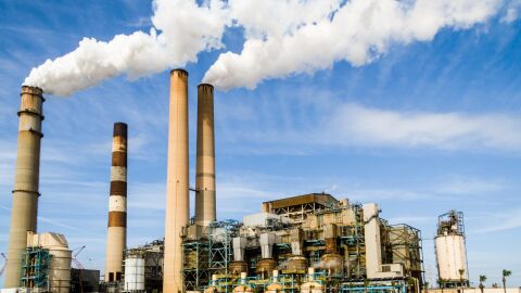 Chimeneas de f&aacute;brica emitiendo gases contaminantes a la atm&oacute;sfera